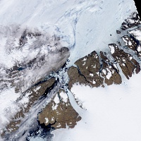Ice Island calves off Petermann Glacier, 28 июля 2010