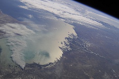 Дымовой шлейф, Каспийское море, Казахстан, 11 сентября 2010