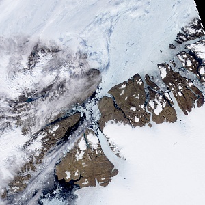 Ice Island calves off Petermann Glacier, 28 июл...