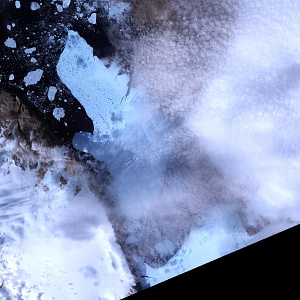 Айсберг откалывается от ледника Petermann...